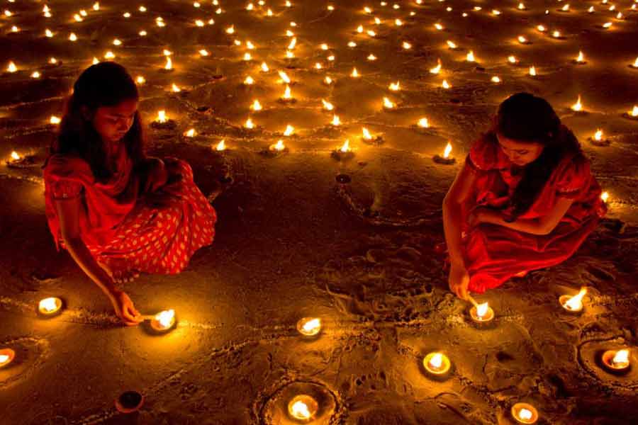 দীপাবলির সময় সাম্মো গ্রামের প্রতিটি বাড়ির দরজার সামনে প্রদীপ জ্বালানো হয়। গ্রামবাসীদের দাবি, প্রদীপ জ্বালিয়ে তরুণীকে শ্রদ্ধাজ্ঞাপন করেন তাঁরা। না হলেই নাকি সেই তরুণীর ‘আত্মা’ রুষ্ট হয়।