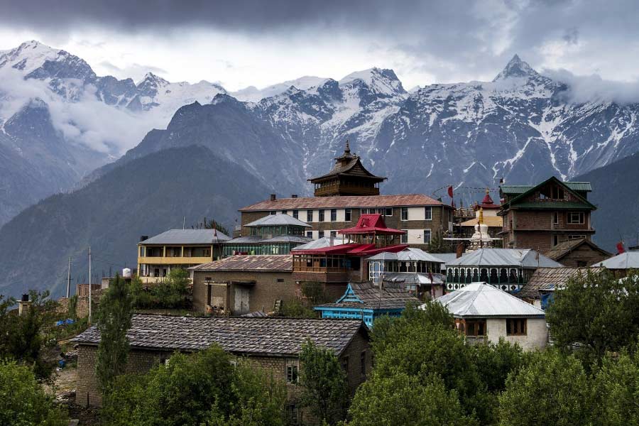 পিটিআই সূত্রে জানা যায়, সাম্মো গ্রামের বাসিন্দারা এই ‘অভিশাপ’ থেকে নিজেদের মুক্ত করতে নানা ধরনের যজ্ঞ করেছেন। গ্রাম থেকে দূরেও চলে গিয়েছেন অনেকে। কিন্তু এই অভিশাপ থেকে মুক্তি পাননি কেউই। গ্রামটি প্রতি বছর দীপাবলির সময় ডুবে থাকে অন্ধকারে।