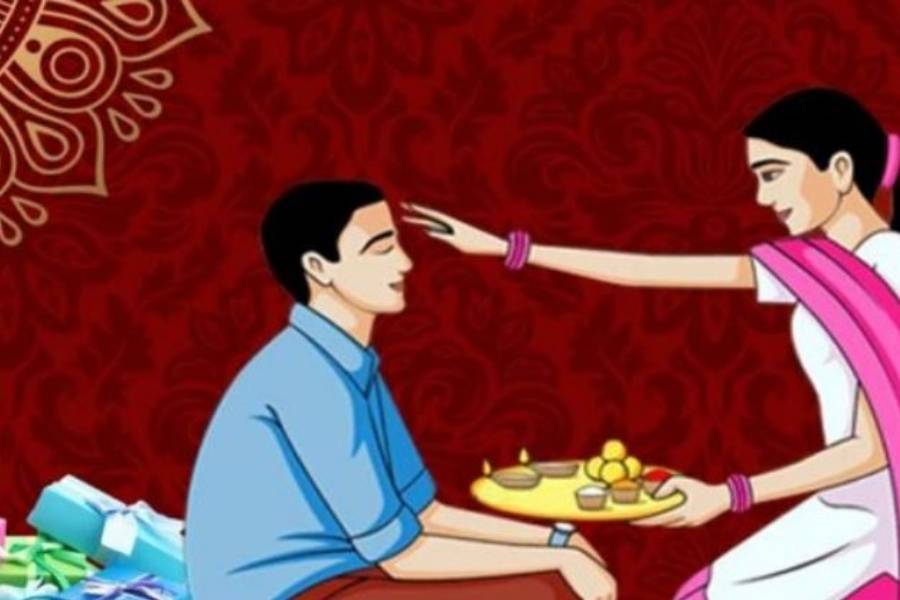 ভাইফোঁটার দিনে দিদি বা বোনেরা তাদের ভাইয়ের কপালে ফোঁটা দিয়ে মঙ্গল কামনা করেন। শুরুতে প্রদীপশিখা, ধান-দূর্বা, আতপ চাল, পানে বরণ করা হয় ভাইদের।