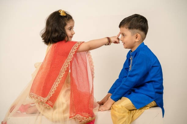 তার পরে বাঁ হাতের কনিষ্ঠা বা কড়ে আঙুল দিয়ে ভাইয়ের কপালে চন্দনের ফোঁটা দেওয়া হয়। কিন্তু কেন বাঁ হাত ও কড়ে আঙুলই ব্যবহার করা হয় তা কি জানেন? 