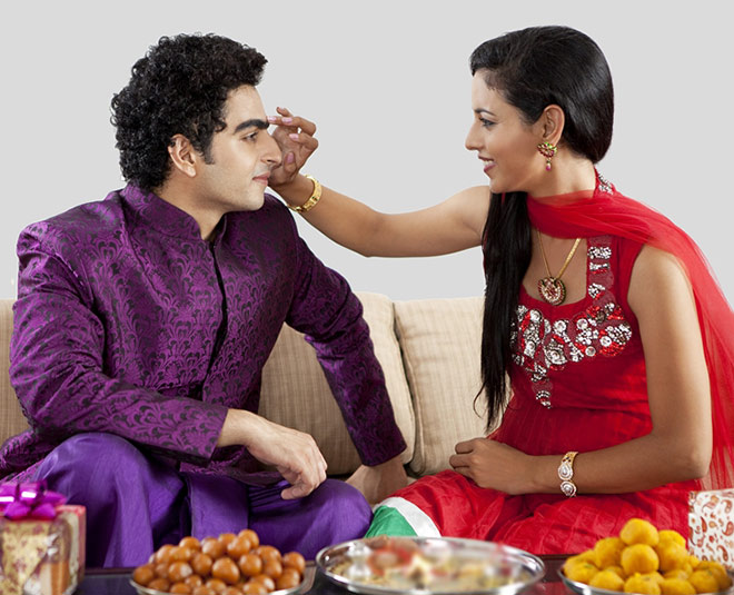 ৫. সিংহ এবং মকর- সিংহ এবং মকর একে অপরের ক্ষমতাকে স্বীকৃতি দেয় এবং সম্মান করে। সিংহরা আত্মবিশ্বাসী, অন্যদিকে মকররা কঠোর পরিশ্রমী এবং নিবেদিতপ্রাণ। এই জুটি একে অপরকে তাদের নিজ নিজ ক্ষেত্রে লক্ষ্যপূরণে এবং সাফল্য অর্জনে সাহায্য করে।