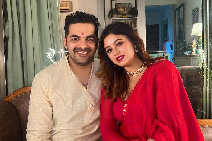 (বাঁ দিকে) সুমিত অরোরা এবং ঋতাভরী চক্রবর্তী।