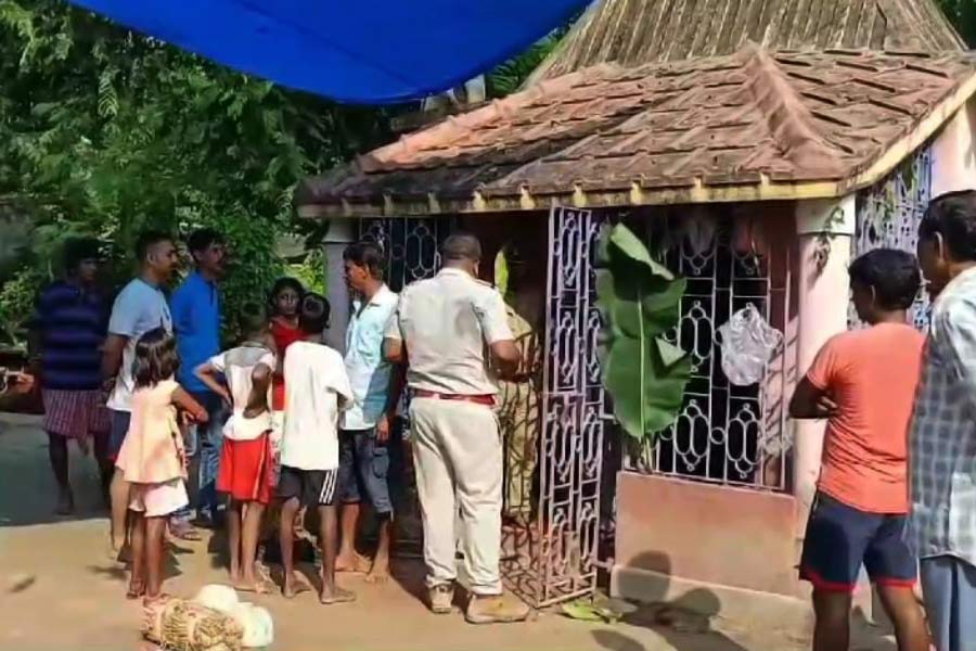 চুরির খবর পেয়ে দাস পরিবারের মন্দিরে পৌঁছেছে পুলিশ।