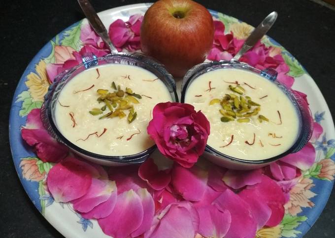 আপেল রাবড়ি: রাবড়ি ভালবাসেন না, এমন মানুষ খুব কমই আছেন। তবে রাবড়িকে একটু অন্য রকম রূপ দেওয়া যেতেই পারে ভাইফোঁটা উপলক্ষে। 