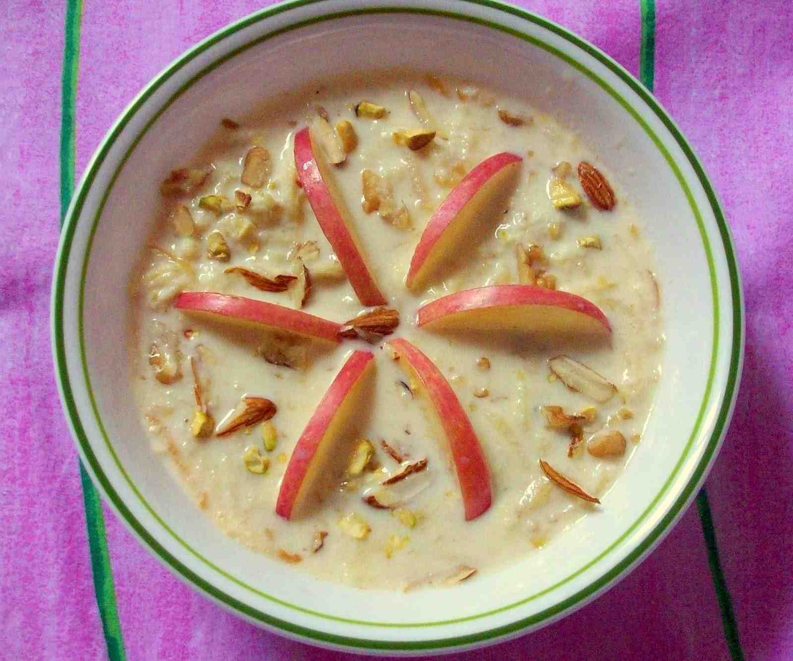 রাবড়ি যে ভাবে বানায় সে ভাবেই তা করতে হবে। তবে এই বিশেষ রাবড়ি বানাতে হলে দুধের মধ্যে আপেল ঘষে দিতে হবে। সঙ্গে আমন্ড, পেস্তা ও এলাচ গুঁড়ো দিয়ে ভাল করে নাড়লেই আপেল রাবড়ি তৈরি। 