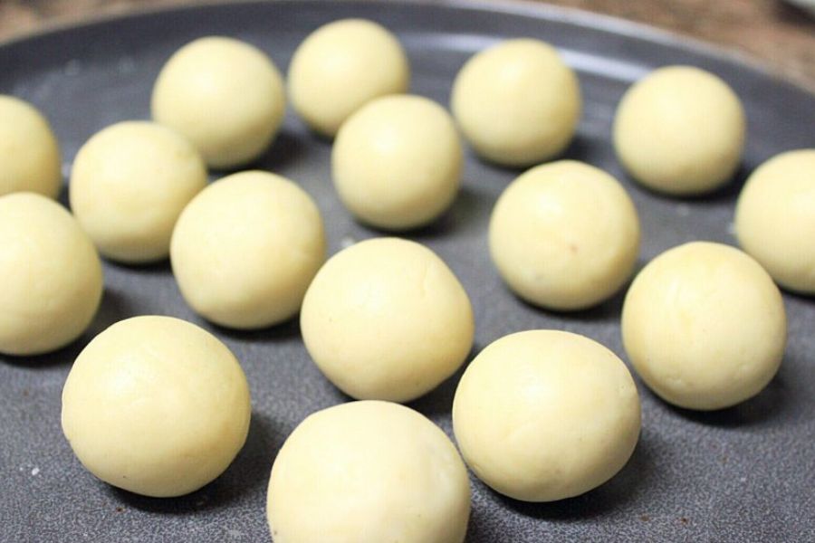 গুলাব জামুন: রসে ভরা গুলাব জামুন দেখলেই জিভে জল! গুঁড়ো করা খোয়া, বেকিং সোডা, ময়দা ভাল করে অল্প পরিমাণ দুধ দিয়ে মেখে একটি তাল বানাতে হবে। 