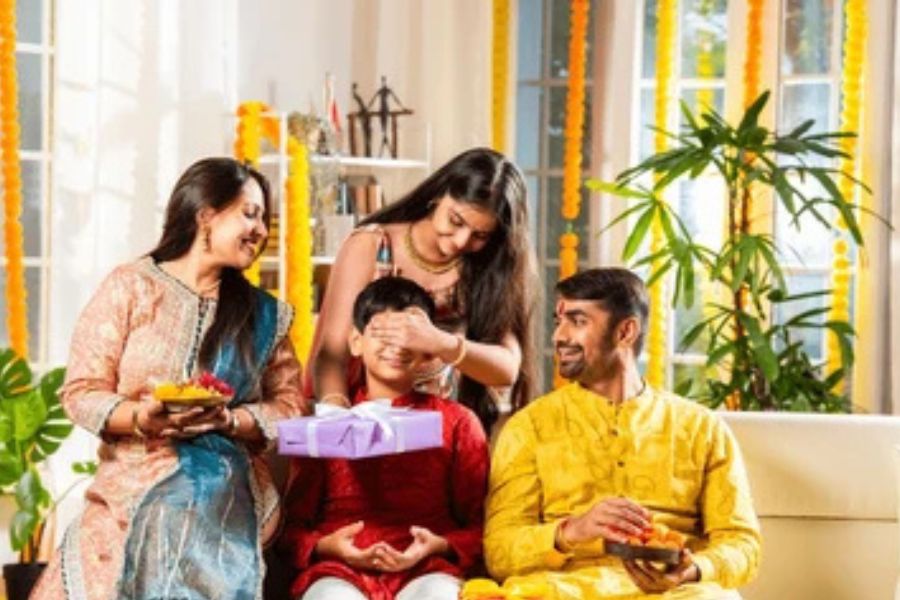 নামেই ভাই-বোনের উৎসব। ভাইফোঁটার দিন কিন্তু গোটা পরিবারই সব ব্যস্ততা দূরে সরিয়ে রেখে মেতে ওঠে আনন্দে।