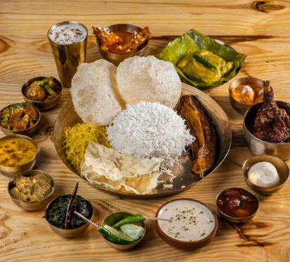 ঠাকুর বাড়ির ঐতিহ্যবাহী রেসিপি-সহ এখানকার আরও অনেক সুস্বাদু পদ মন জয় করবেই, যার মধ্যে অন্যতম ডাব চিংড়ি। ঠিকানা: ৬, ডাঃ অমিয় বসু সরণি রোড, বালিগঞ্জ প্লেস। পাঠভবন স্কুলের পাশে। 