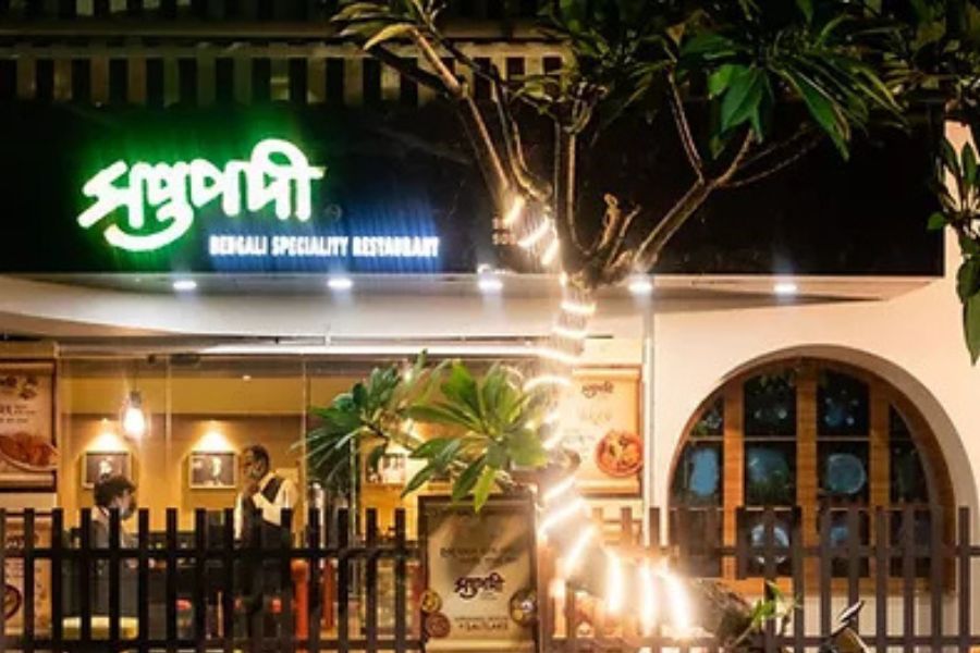 সপ্তপদী: উত্তম কুমার এবং সুচিত্রা সেন অভিনীত ১৯৬১ সালের সেরা বাংলা ছবি ‘সপ্তপদী’। তারই নামে এই রেস্তোরাঁর নাম। এর অন্দরসজ্জা ওই চলচ্চিত্রেরই বিভিন্ন ছবি দিয়ে।