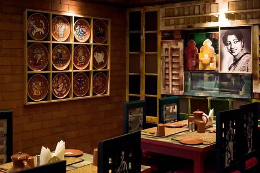 বাংলা সিনেমার রোমান্টিক গান শুনতে শুনতে সপ্তপদী অভিনব মুরগি ও সপ্তপদী অভিনব মাংস খাওয়ার অভিজ্ঞতাই আলাদা! ঠিকানা: ৪৮, মহানির্বাণ রোড, ডোভার টেরেস, বালিগঞ্জ।  