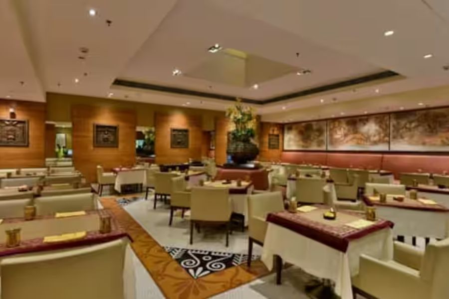 আহেলী: পিয়ারলেস হোটেলের ‘আহেলী’ কলকাতার প্রথম বাঙালি খাবারের রেস্তরাঁ, যা ১৯৯৩ সালে প্রতিষ্ঠিত হয়েছিল। 