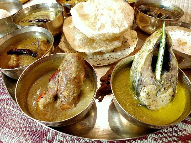 এখানে অন্যান্য বাঙালি খাবার তো বটেই, জমিদার বাড়ির হারিয়ে যাওয়া পদও পরিবেশন করা হয়। ঠিকানা: পিয়ারলেস হোটেলের এক তলা, ১২, জওহরলাল নেহরু রোড।