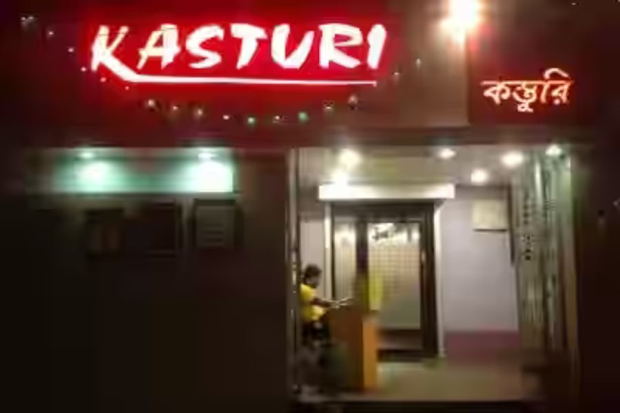 কস্তুরী: খাঁটি ঢাকাইয়া স্বাদে বাংলাদেশি খাবারের জন্য যেতেই হবে এই রেস্তরাঁয়। 