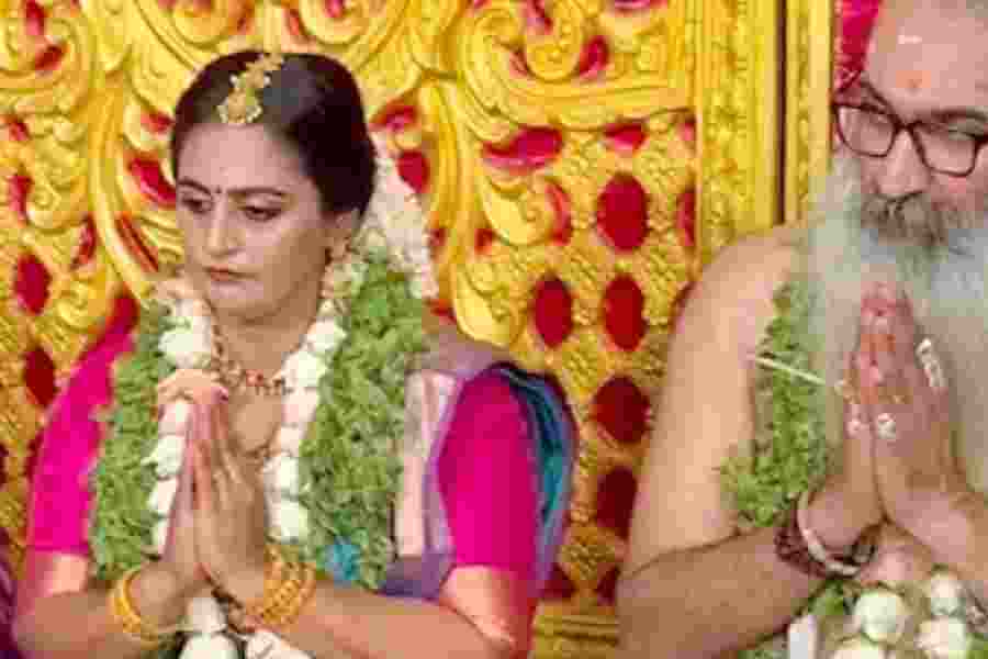 বিয়েতেও নিজের বেশ পরিবর্তন করেননি ক্রিস। লম্বা সাদা দাড়ি আর লম্বা চুল, ঊর্ধাঙ্গ পোশাকবিহীন। অন্য দিকে, দিব্যার পরনে ঐতিহ্যবাহী পোশাক। দক্ষিণী শাড়িতে সেজেছিলেন কনে।