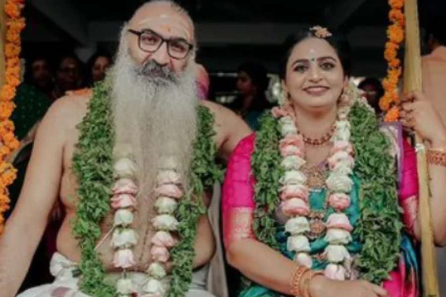 ৪৯ বছর বয়সি অভিনেতাকে বিয়ে করলেন ৩৮-এর অভিনেত্রী। নবদম্পতি ক্রিস ভেনুগোপাল এবং দিব্যা শ্রীধর। দু'জনেই মালয়ালম ইন্ডাস্ট্রির পরিচিত মুখ। ছোটপর্দা বা বড়পর্দা, বর-কনের জনপ্রিয়তা কম নয়। ক্রিস অবশ্য পাশাপাশি মোটিভেশনাল স্পিকার এবং আইনজীবীও।