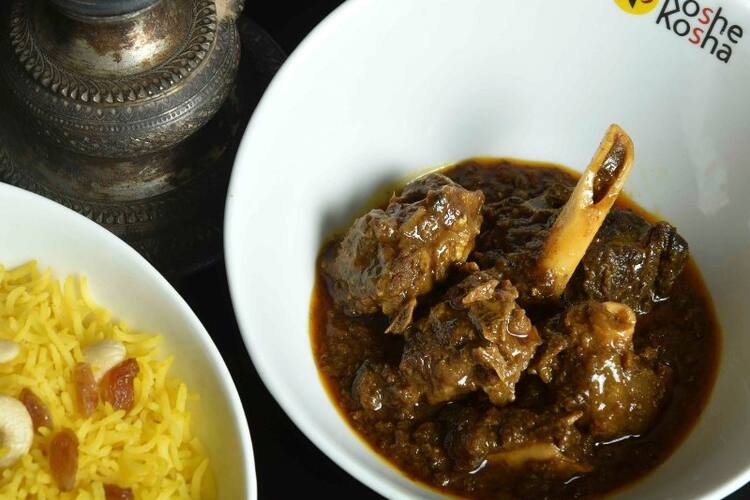 কষা মাংস ছাড়াও এখানে চিংড়ি মালাই বিরিয়ানি, ভেটকি পাতুরি এবং মোচা চিংড়ি চেখে দেখতে পারেন। ঠিকানা: ১/১সি, রিপন স্ট্রিট, মুজফ্ফর আহমেদ স্ট্রিট, ধর্মতলা। এই প্রতিবেদনটি ‘আনন্দ উৎসব’ ফিচারের একটি অংশ। 