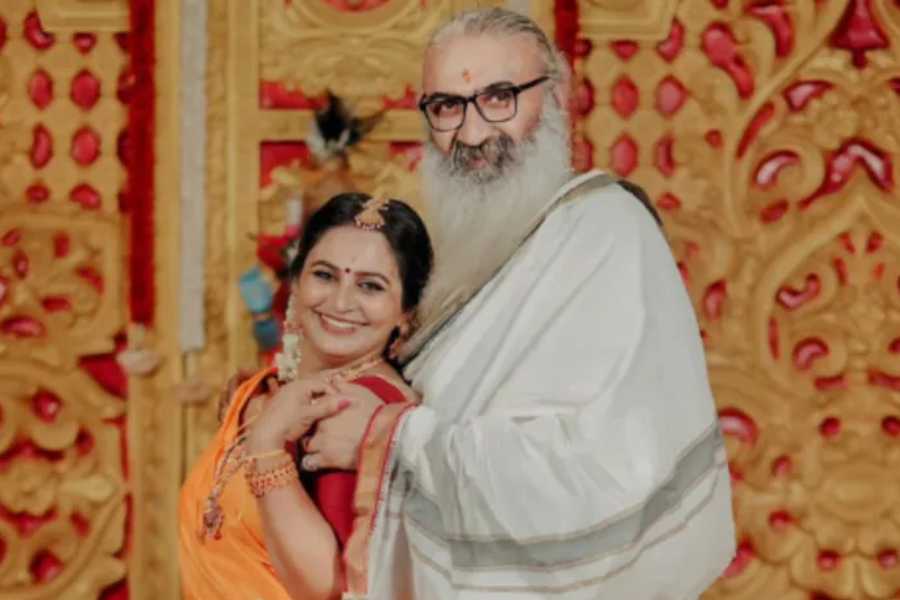 দীপাবলির আগের দিন, গত ৩০ অক্টোবর মন্দিরে বিয়ে করেন এই অভিনেত্রী। বিয়ের পরে মন্দিরের বাইরে হাত ধরে হাঁটতে দেখা যায় দু'জনকেই। যুগলের আলাপ ধারাবাহিকে অভিনয় করতে গিয়ে।