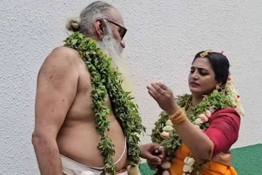 তবে কেবল কর্মজীবনের কারণে নয়। দিব্যা মাঝেমধ্যেই খবরের শিরোনাম দখল করেছেন ব্যক্তিগত কারণেও। দ্বিতীয় বার বিয়ে করলেন দিব্যা। অভিনেত্রীর দ্বিতীয় বিয়েতে তাঁর সন্তানরাও অংশ নিয়েছিলেন।