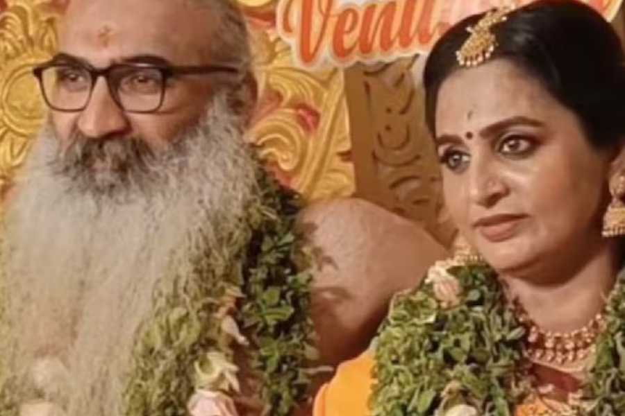 অনুরাগীদের অভিনন্দনের পাশাপাশি কটাক্ষেরও শিকার হতে হচ্ছে অভিনেত্রীকে। একে দ্বিতীয় বিয়ে, তাতে পাত্র ১১ বছরের বড়, সব মিলিয়ে ভ্রু কোঁচকাচ্ছে দক্ষিণী ইন্ডাস্ট্রির একাংশ।