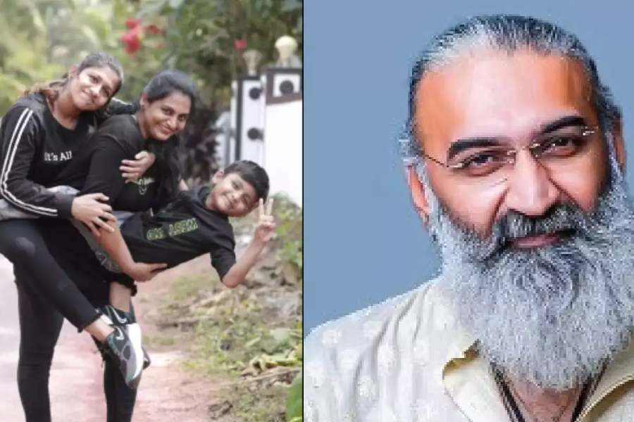 প্রথম স্বামীর সঙ্গে দিব্যার দুই সন্তান। তাঁদের সম্মতি নিয়ে তবেই এই বিয়েতে রাজি হয়েছেন, এমনটাই জানিয়েছেন অভিনেত্রী। তাঁর মতে, তাঁর সন্তানরা এত দিনে বাবা পেয়েছে। এই প্রতিবেদনটি 'আনন্দ উৎসব' ফিচারের একটি অংশ।