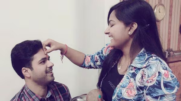 তখন যমুনা, ভাই এর কাছে প্রতিজ্ঞা চাইলেন যে, যম প্রতি বছর কার্ত্তিক মাসের শুক্লপক্ষ তিথিতে। যমুনার কাছে ফোঁটা নিতে আসবেন এবং যমুনা নিজের হাতে তাকে বিভিন্ন পদ রেঁধে খাওয়াবেন।   