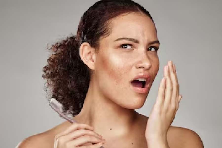 কেবল ঠিক করে দাঁত না মাজার কারণে নয়, বিভিন্ন রোগ বা অভ্যাসের কারণেও এই সমস্যার মুখোমুখি হতে পারেন অনেকে। নিজেকে টিপটপ রাখতে ঘরোয়া কিছু টোটকা কাজে আসতে পারে এ ক্ষেত্রে।