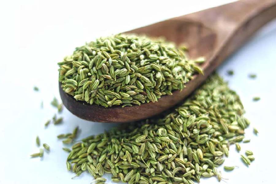 ৪। প্রতি বার খাওয়ার পরে এক চামচ মৌরি চিবোনোর অভ্যাস করুন। এই টোটকা হজমের জন্য উপকারী এবং মুখের গন্ধও দূর করে। শুধু শুধু মৌরি খেতে ইচ্ছে না করলে, চিনি দিয়ে মৌরি চিবোতে পারেন। অথবা একটু ভেজে নিয়েও খেতে পারেন।