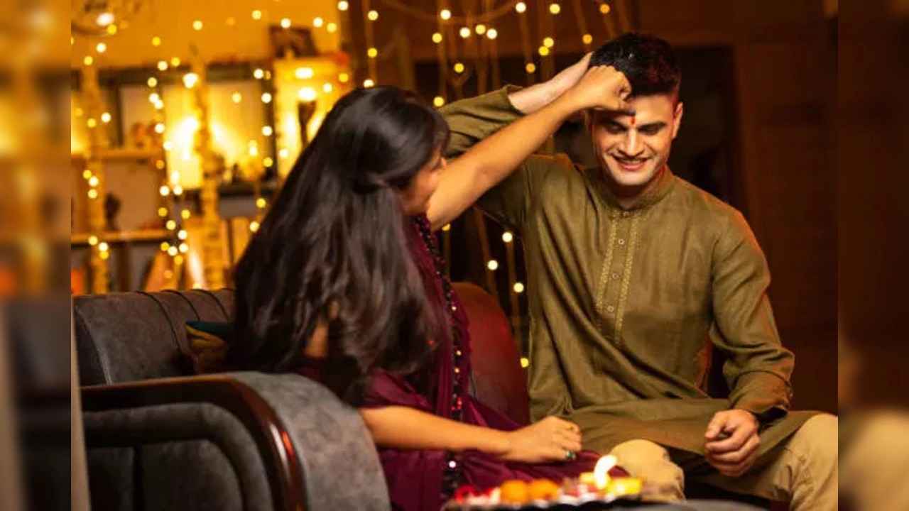 ভাইফোঁটার আয়োজন শুরু হয়ে গিয়েছে ঘরে ঘরে। কালীপুজোর আনন্দের রেশ কাটতে না কাটতেই এসে পড়ে ভ্রাতৃদ্বিতীয়ার পুণ্যলগ্ন। ঘরে ঘরে ভাইবোনেরা মেতে ওঠে ভাইফোঁটার উদযাপনে। ভাইয়ের কপালে ফোঁটা দিয়ে, নিজের হাতে রেঁধে খাইয়ে তার মঙ্গল কামনায় ব্রতী হয় বোনেরা বা দিদিরা। 