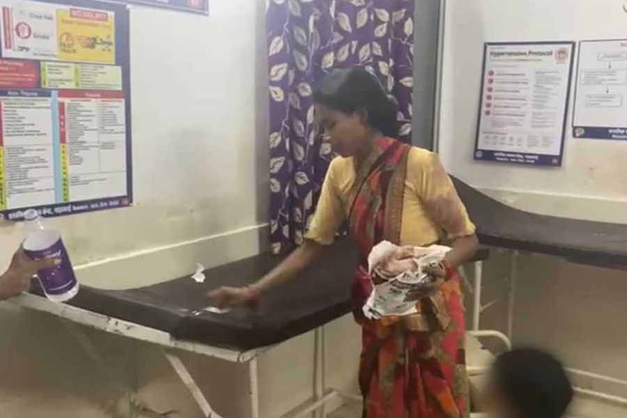 Pregnant woman allegedly made to clean bed where husband died in Madhya Pradesh hospital dgtl