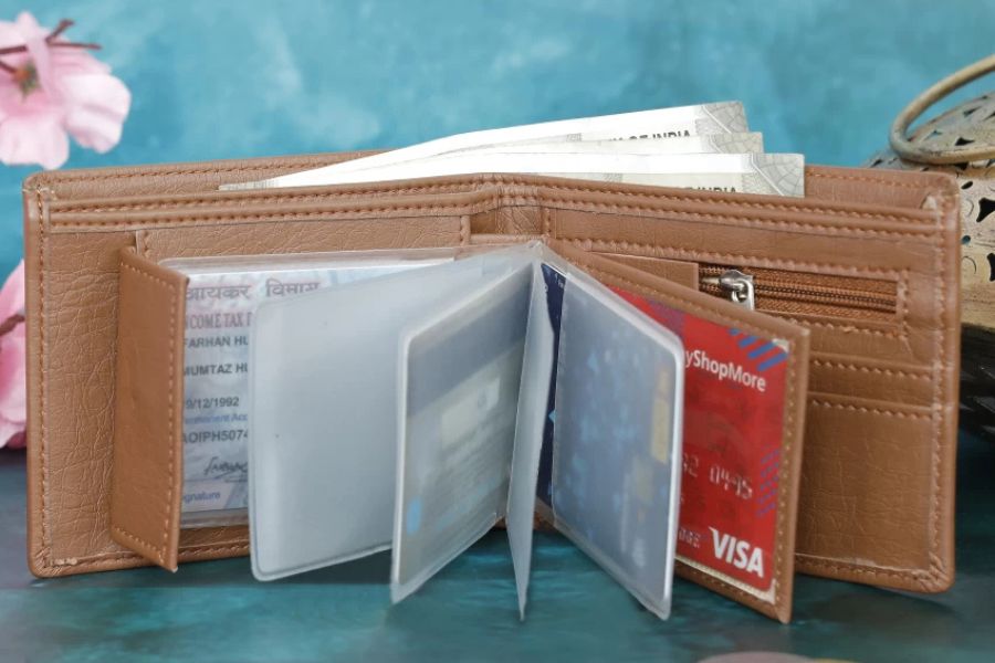 দিতে পারেন মানিব্যাগ। ৩০০ টাকার মধ্যে সুন্দর দেখতে মানিব্যাগ পেয়ে যাবেন। ভাইয়ের কাজেও লাগবে। 