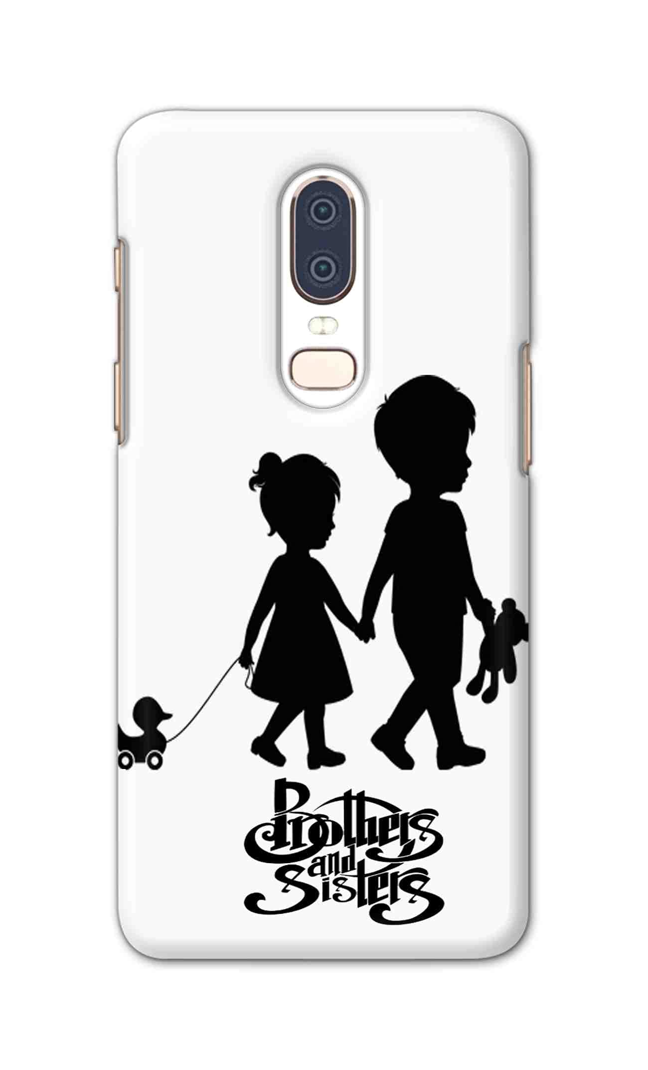 ভাই যদি তার ফোনের প্রতি একটু বেশিই যত্নশীল হয়, তা হলে কাস্টোমাইজ়ড ফোন কভার দিতে পারেন। সেখানে ভাইয়ের ছবি অথবা আপনার ভাইয়ের সঙ্গে কাটানো মুহূর্তের ছবি দিয়ে তৈরি করতে পারেন এই কভারটি। 