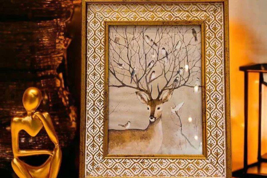 শৌখিন ভাইকে ঘর সাজানোর জন্য দিতে পারেন ফটোফ্রেম।