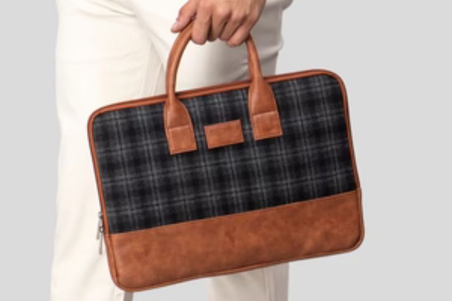 ল্যাপটপ ব্যাগও পেয়ে যাবেন ৩০০ টাকার মধ্যেই। এটি দারুণ একটি কাজের জিনিস। 