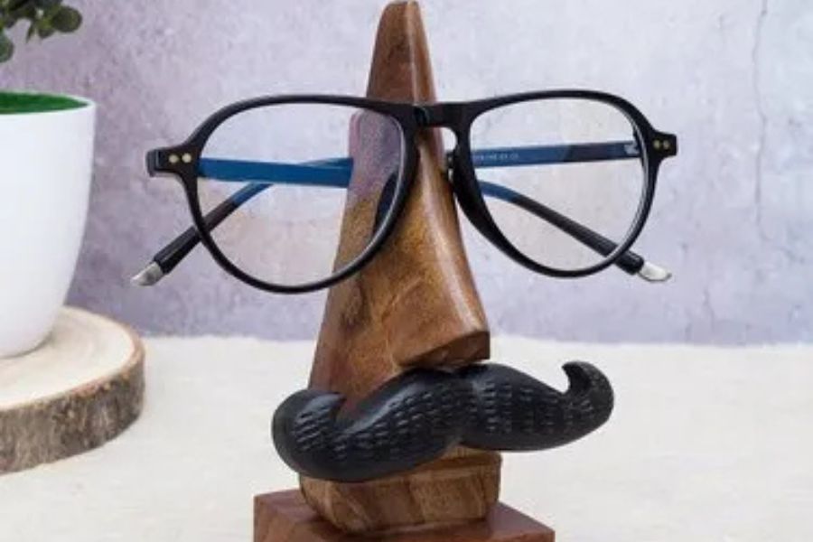 চশমা অথবা সানগ্লাস রাখার এই আকর্ষণীয় হোল্ডারটিও দিতে পারেন। 