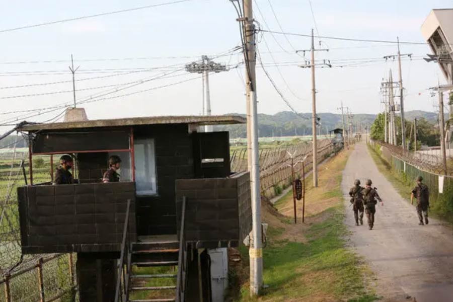 North Korea dug large ditches at border of South Korea may trigger war in Korean Peninsula 