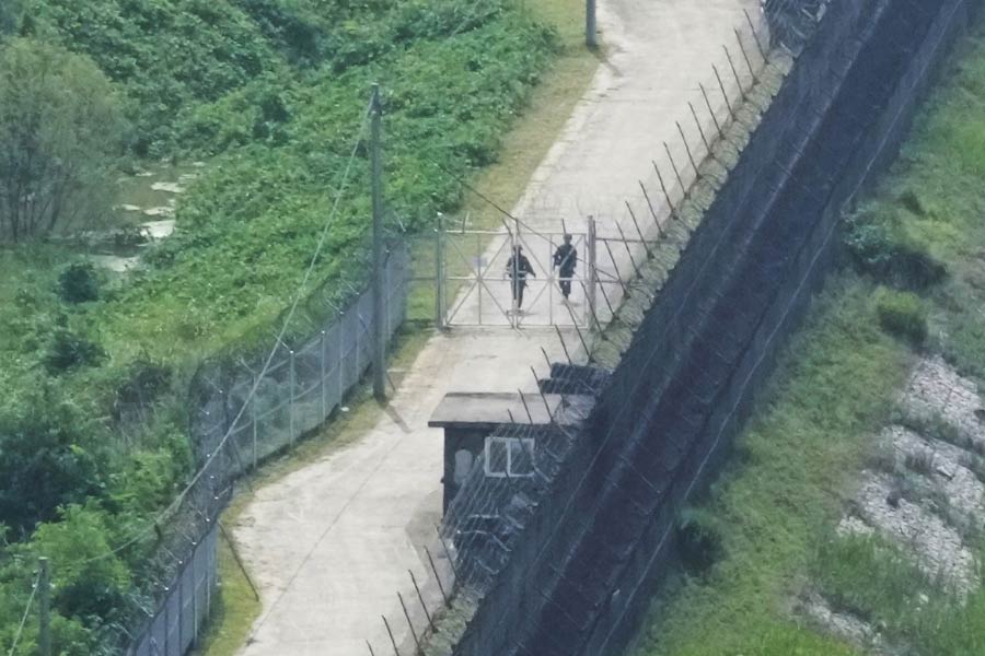 North Korea dug large ditches at border of South Korea may trigger war in Korean Peninsula 