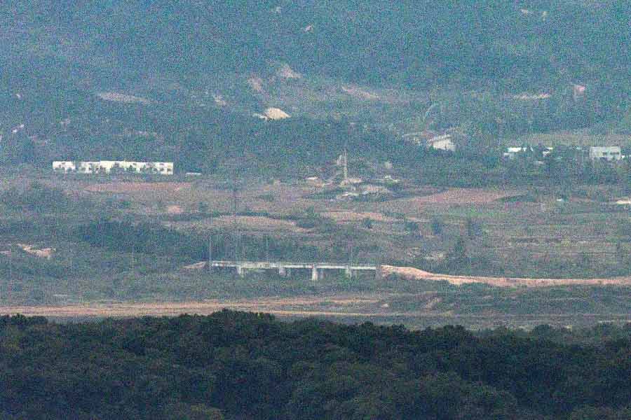 North Korea dug large ditches at border of South Korea may trigger war in Korean Peninsula 