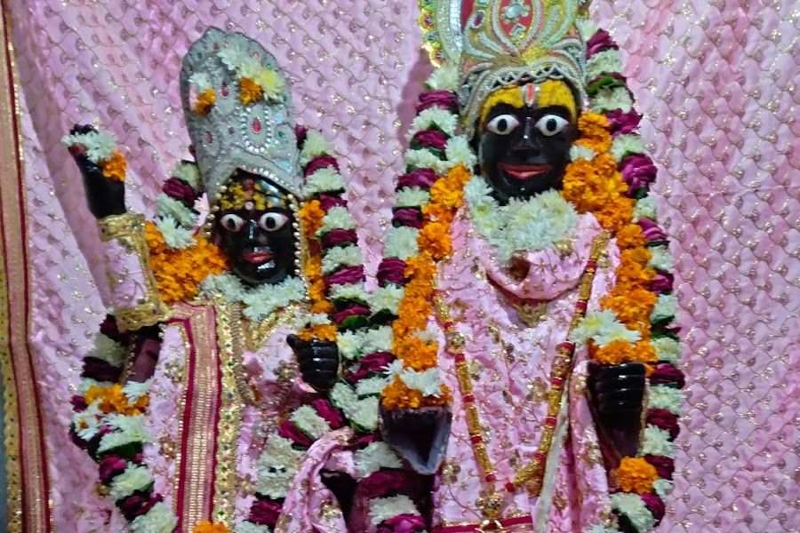 মন্দিরের মূল কক্ষের মধ্যিখানে কালো পাথরে যম ও যমুনার মূর্তি রয়েছে। এই বিগ্রহ দু’টি আশীর্বাদ দেওয়ার ভঙ্গিতে হাত তুলে দাঁড়িয়ে রয়েছেন। 