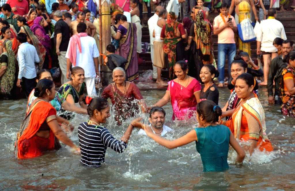 তাই এই দিন অনেক মানুষের সমাগম হয় এখানে। ভাই-বোন একসঙ্গে হাত ধরে মোক্ষ লাভের আশায় এখানে ডুব দেয়। এই প্রতিবেদনটি ‘আনন্দ উৎসব’ ফিচারের একটি অংশ।