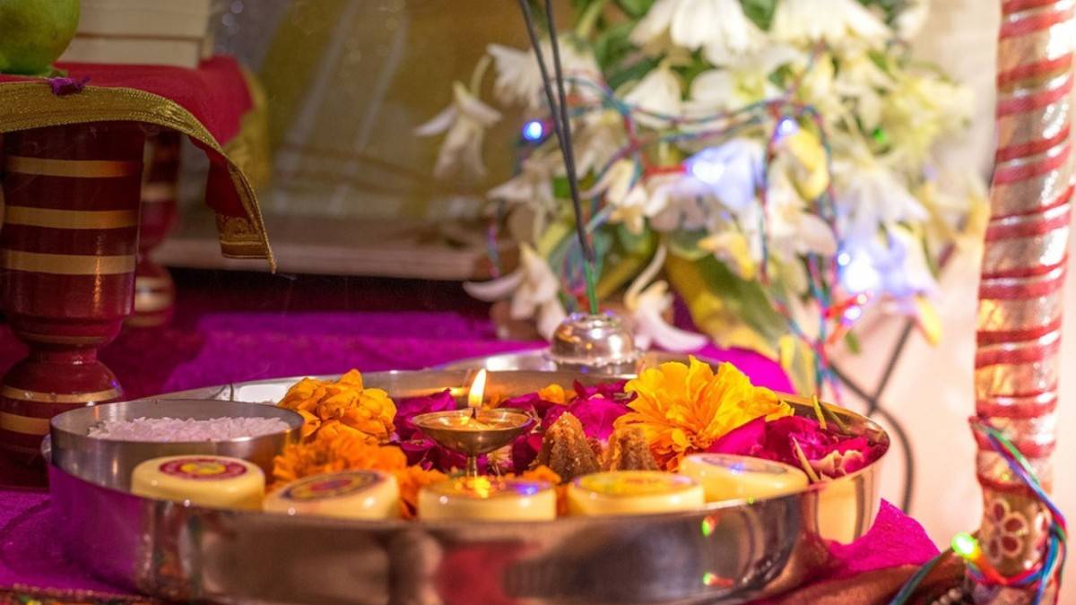 কী কী থাকে সেই থালায় সাজানো, এ ছাড়াও আর কী নিয়ম আছে ভাইফোঁটার– রইল সে সবের হালহদিশ। 