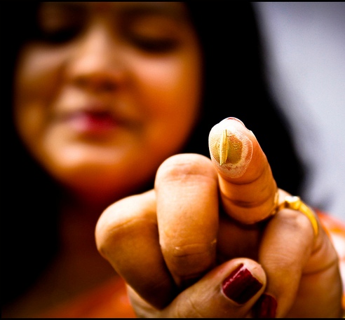 দিদিরা ফোঁটা দেবে বাঁ হাতের কনিষ্ঠা দিয়ে আর বোনেরা দেবে বাঁ হাতের অনামিকা দিয়ে। 