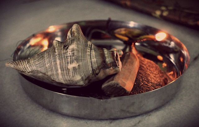 এর সঙ্গে লাগে চন্দন বাটা বা দই। কার্তিক মাসে দই দিয়ে ফোঁটা দেওয়া নিষিদ্ধ থাকে অনেক সময়ে। তাই চন্দন বাটাই শ্রেয়। 