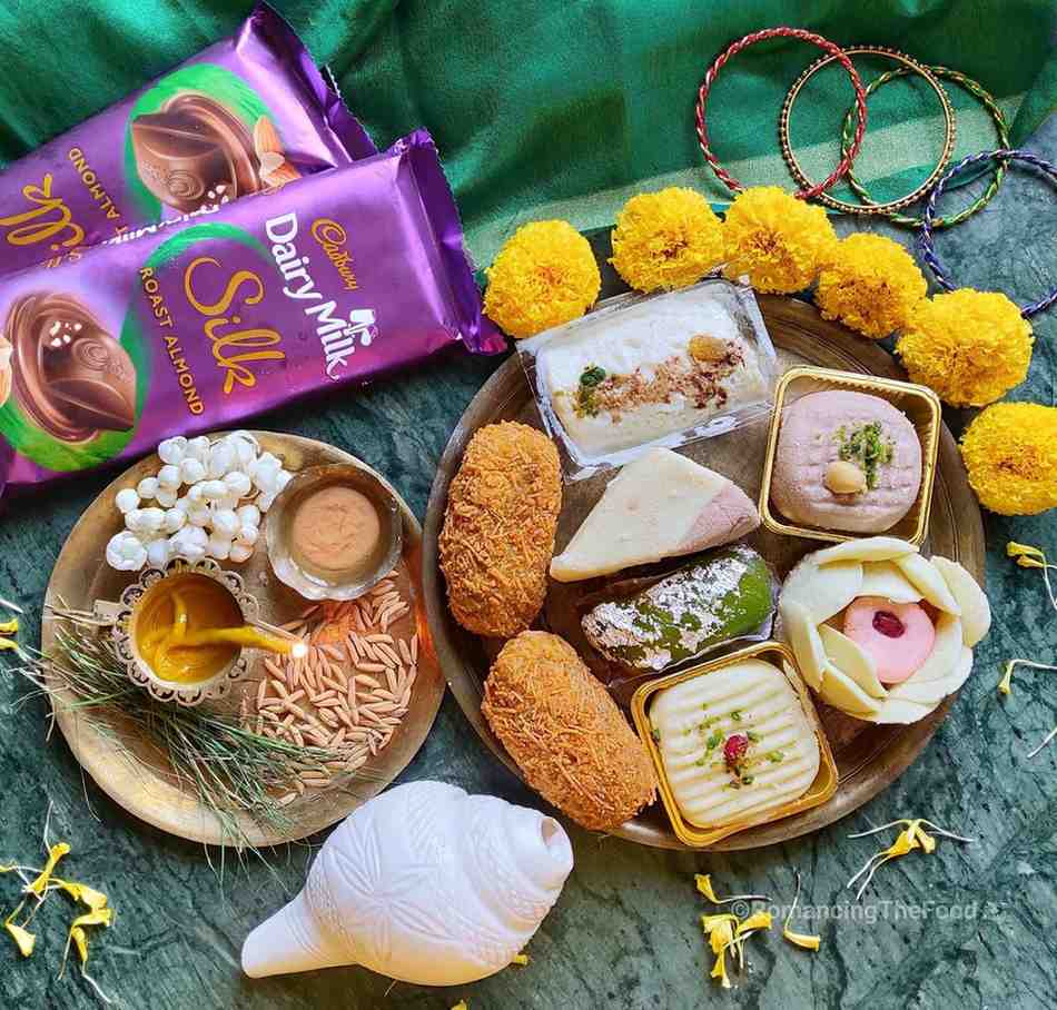 ভাই বা দাদাকে ফোঁটা দেওয়ার সময়ে সামনে একটি প্লেটে পাঁচ রকম মিষ্টি এবং পাঁচ রকম ফল সাজিয়ে দেওয়া উচিত।