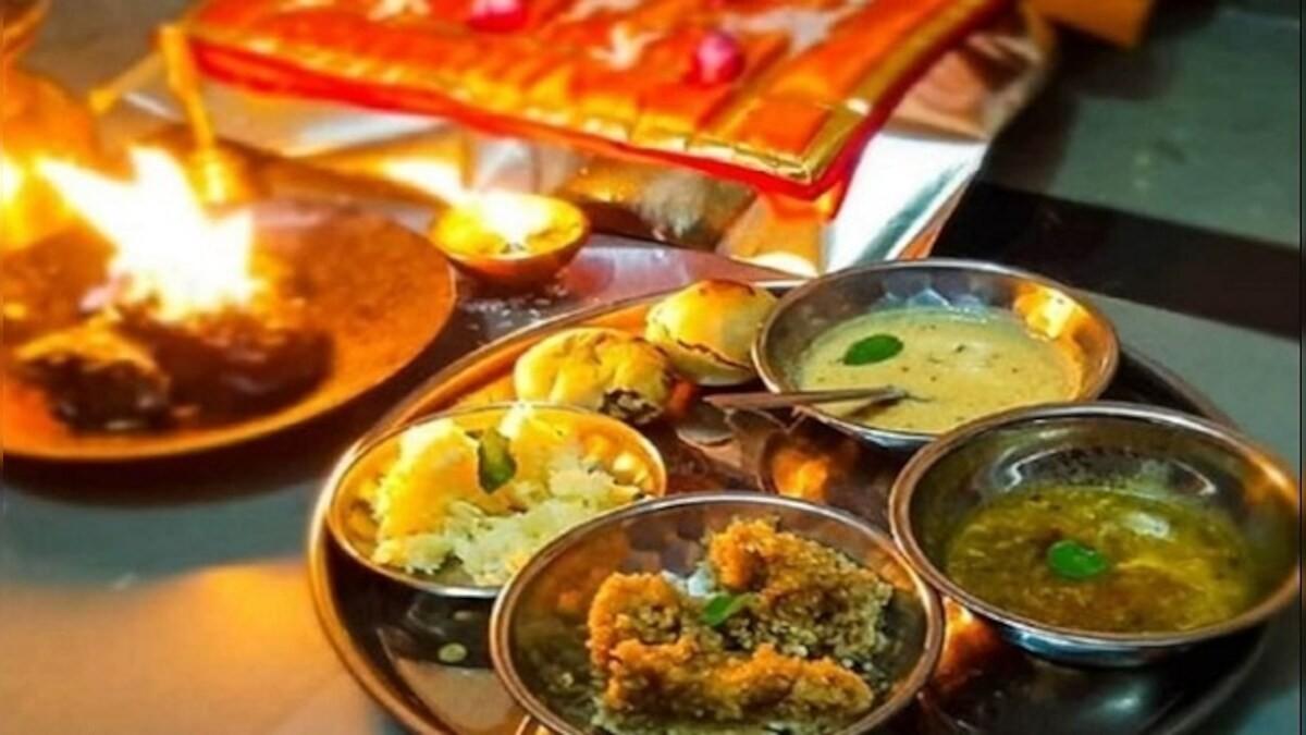 আর একটি প্লেটে লুচি তরকারি বা জলখাবারে যে ধরনের খাবার ভাই ভালবাসে, তা-ও সাজিয়ে রাখুন। পাশে একটি গ্লাসে জল রাখতে হবে।  ।