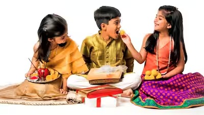 ভাইফোঁটা দেওয়ার দিন-ক্ষণ তিথি থেকে শুরু করে ফোঁটা দেওয়ার সময়ে বলা ছড়া,  ইত্যাদির মধ্যে দুই বঙ্গের বেশ কিছুটা পার্থক্য আছে। 