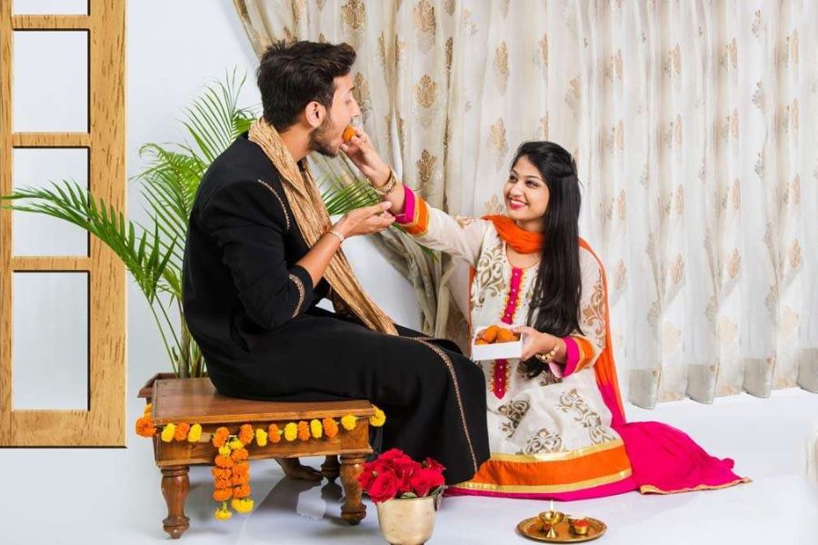 ‘ভাইয়ের কপালে দিলাম ফোঁটা, যম দুয়ারে পড়ল কাঁটা’র এই ছড়া প্রতিপদে বদলে হয়ে যায়, ‘প্রতিপদে ফোঁটা দ্বিতীয়াতে নীতা, আজ হতে ভাই আমার যম দুয়ারে তিতা।’