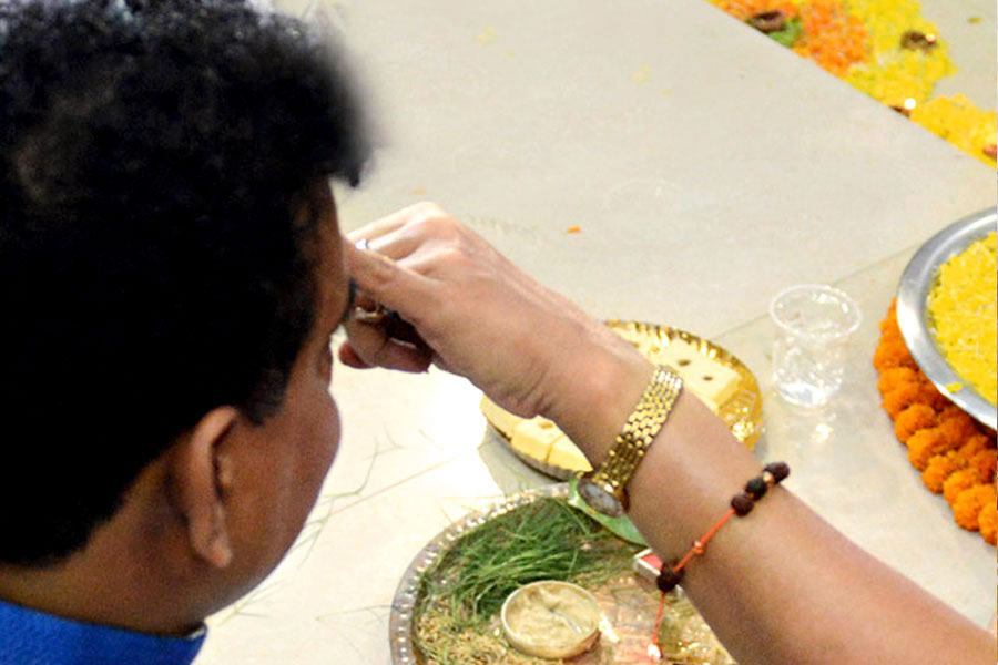 এমন দিনে দু’জনেরই মুখে লেগে থাকে তৃপ্তির হাসি।