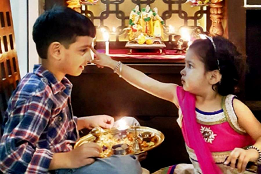 ভাইফোঁটা সম্পর্কেরও উদ্‌যাপন। 