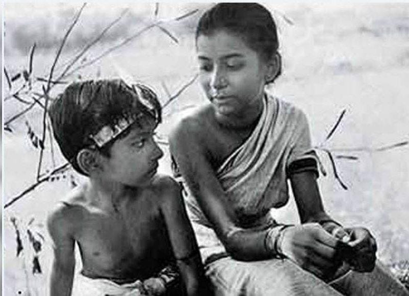 পথের পাঁচালী (১৯৫৫)- ভাই-বোনের সম্পর্কের অপর নামই যেন অপু-দুর্গা। তাদের রেলগাড়ি দেখা, দুর্গার মৃত্যু, সর্বজয়ার কান্না, অপুর ছেলেবেলা, সবই যেন বাঙালির কাছে নস্টালজিয়া। ঘটনাক্রমগুলিও যেন গেঁথে গিয়েছে সিনেপ্রেমীদের হৃদয়ে।