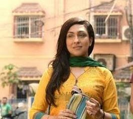 আহা রে (২০১৯)- বৌদি এবং দেওরের মধ্যে দিদি-ভাইয়ের এমন পবিত্র সম্পর্ক পর্দায় ফুটিয়ে তুলেছিলেন পরিচালক রঞ্জন ঘোষ। তিনি দেখিয়েছিলেন, কিছু সম্পর্ক রক্তের সম্পর্কের থেকেও গভীর। বসুন্ধরা এবং ছোট দেওর বাপ্পার গল্প আপনারও বেশ ভাল লাগবে। 